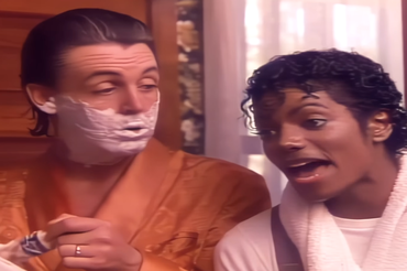 Na zdjęciu Paul McCartney i Michael Jackson: jeden z pianką do golenia, drugi w ręczniku, śpiewają.