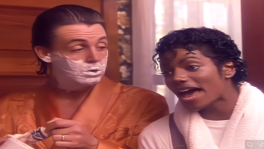 Na zdjęciu Paul McCartney i Michael Jackson: jeden z pianką do golenia, drugi w ręczniku, śpiewają.