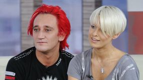 Mężczyzna z czerwonymi włosami i kobieta z krótkimi, jasnymi włosami, siedzący na kanapie.