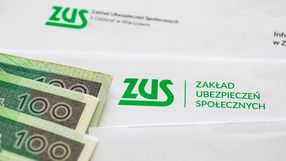 Na zdjęciu widoczne koperty z logo ZUS oraz banknoty 100-złotowe.