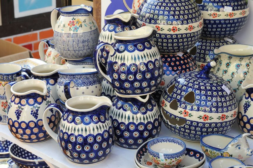 Na zdjęciu różnorodne naczynia ceramiczne w niebiesko-białe wzory, ustawione na stole.