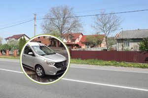 Na zdjęciu widoczny szary samochód na drodze, w tle domy i drzewa. Bez polityków.