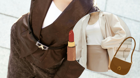 Dwie stylizacje business casual - jedna z brązową kurtką, spódnicą i paskiem, druga beżowa z topem, koszulą i beżową spódnicą, obok ikonka szminki i torebki.