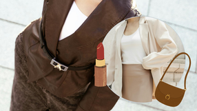 Dwie stylizacje business casual - jedna z brązową kurtką, spódnicą i paskiem, druga beżowa z topem, koszulą i beżową spódnicą, obok ikonka szminki i torebki.