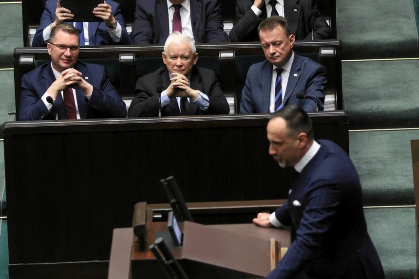 Przemysław Czarnek, Jarosław Kaczyński i Mariusz Błaszczak słuchają sejmowego wystąpienia Janusza Kowalskiego