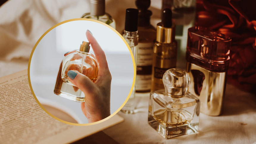 Złota buteleczka perfum w dłoni, obok inne flakony na tle książki i tkaniny.