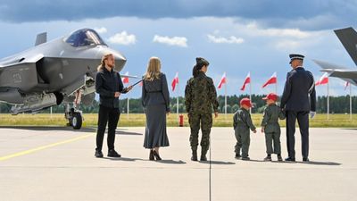 Wzruszający moment. Żona szefa MON i wdowa po ppłk. Krakowianie ochrzciły samoloty F-35