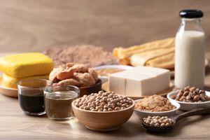 Na zdjęciu zróżnicowane produkty spożywcze: nasiona, mleko, tofu oraz różne przekąski.