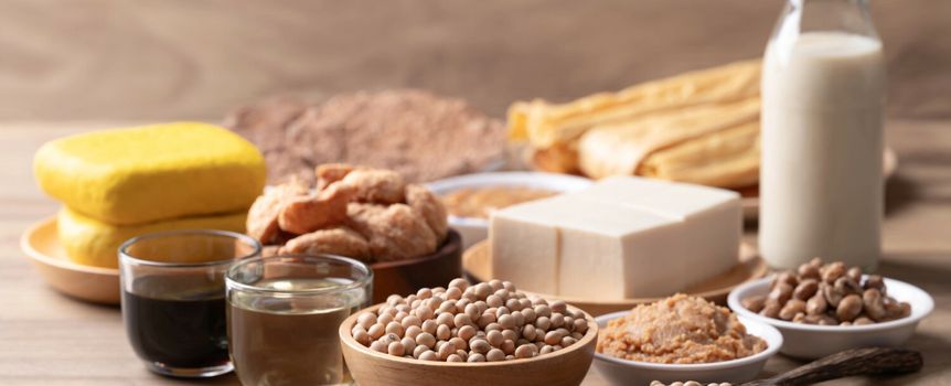 Na zdjęciu zróżnicowane produkty spożywcze: nasiona, mleko, tofu oraz różne przekąski.