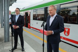 Premier Donald Tusk oraz minister infrastruktury Dariusz Klimczak podczas konferencji prasowej na dworcu kolejowym w Łomży
