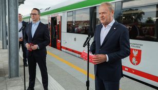 Premier Donald Tusk oraz minister infrastruktury Dariusz Klimczak podczas konferencji prasowej na dworcu kolejowym w Łomży