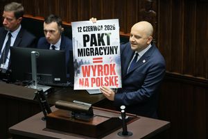 Pakt migracyjny od miesięcy rozpala polityczne emocje. Prawica ostrzega przed przymusową relokacją migrantów i utratą kontroli nad granicami, rząd zapewnia, że Polsce nic nie grozi.