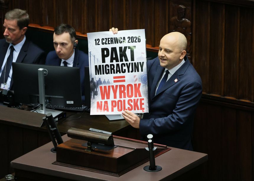 Pakt migracyjny od miesięcy rozpala polityczne emocje. Prawica ostrzega przed przymusową relokacją migrantów i utratą kontroli nad granicami, rząd zapewnia, że Polsce nic nie grozi.