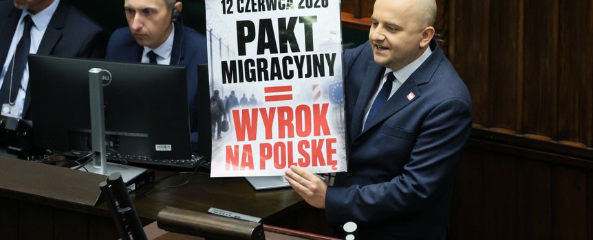Pakt migracyjny od miesięcy rozpala polityczne emocje. Prawica ostrzega przed przymusową relokacją migrantów i utratą kontroli nad granicami, rząd zapewnia, że Polsce nic nie grozi.