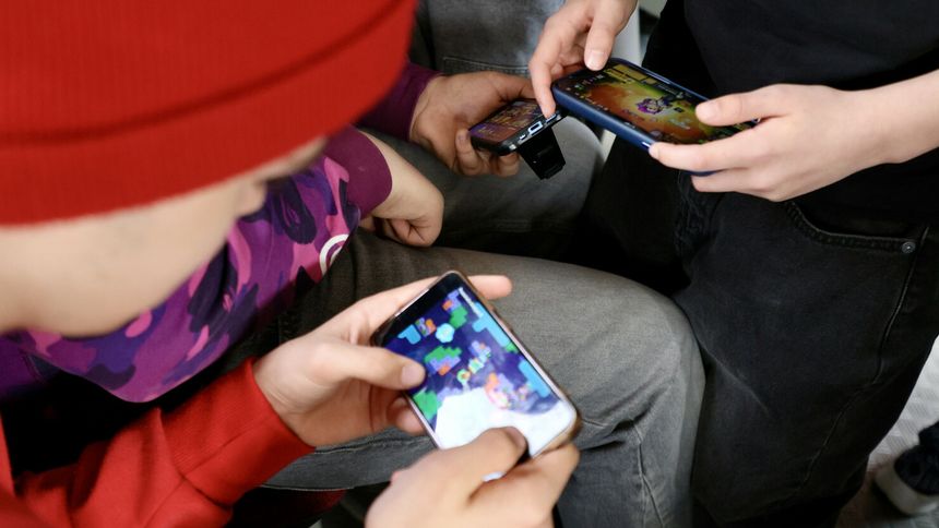 Dzieci grające na smartfonach (zdjęcie ilustracyjne)
