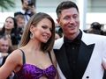 Na zdjęciu Anna Lewandowska w fioletowej sukience z cekinami i Robert Lewandowski w smokingu.