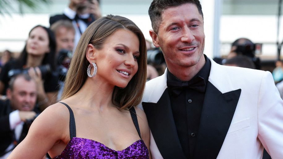 Na zdjęciu Anna Lewandowska w fioletowej sukience z cekinami i Robert Lewandowski w smokingu.