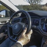 Mężczyzna prowadzi samochód - materiał poglądowy