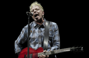 Dexter Holland z Offspring na scenie