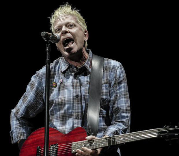 Dexter Holland z Offspring na scenie