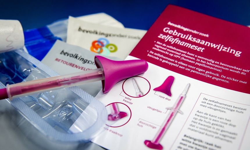 Zestaw do samodzielnego badania, różowa strzykawka i instrukcja obsługi na stole.