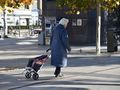 seniorka wiezie zużyty olej do olejomatu