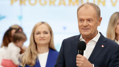 Premier Donald Tusk, na drugim planie - ministra zdrowia Jolanta Sobierańska-Grenda