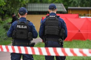 Funkcjonariusze policji na miejscu zbrodni w Białej Podlaskiej