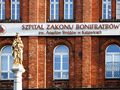 Szpital Zakonów Bonifraterskich w Katowicach, z figurą Matki Boskiej na tle ceglanej elewacji.