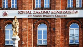 Szpital Zakonów Bonifraterskich w Katowicach, z figurą Matki Boskiej na tle ceglanej elewacji.