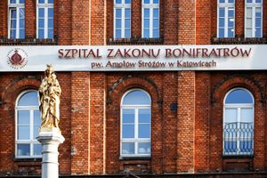 Szpital Zakonów Bonifraterskich w Katowicach, z figurą Matki Boskiej na tle ceglanej elewacji.