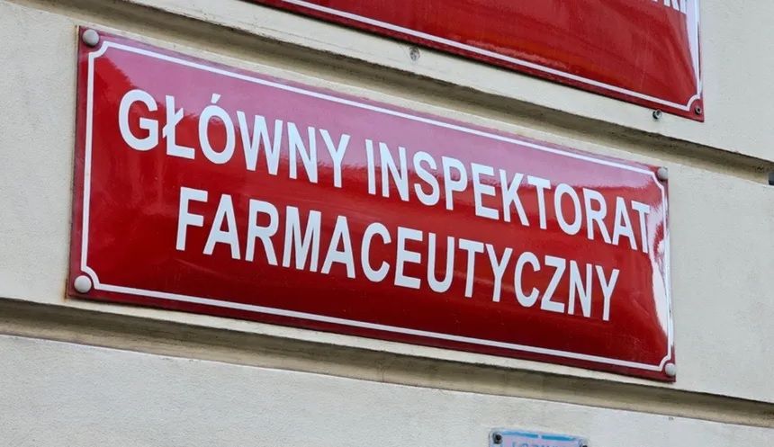 Tablica z napisem 