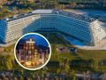 Nowoczesny kompleks hotelowy w otoczeniu lasów, z widokiem na mniejszy budynek.