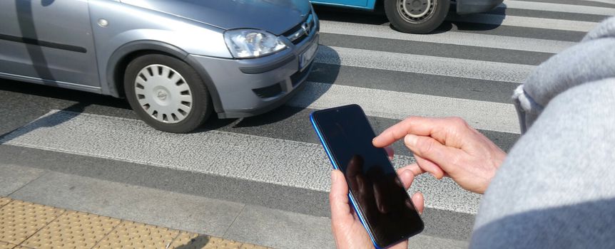 Smartfon w ręce