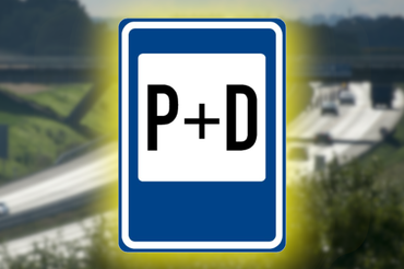 Znak drogowy IP-13f na tle autostrady