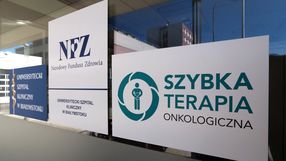 Logo NFZ oraz szybkiej terapii onkologicznej na tle budynku szpitala w Białymstoku.