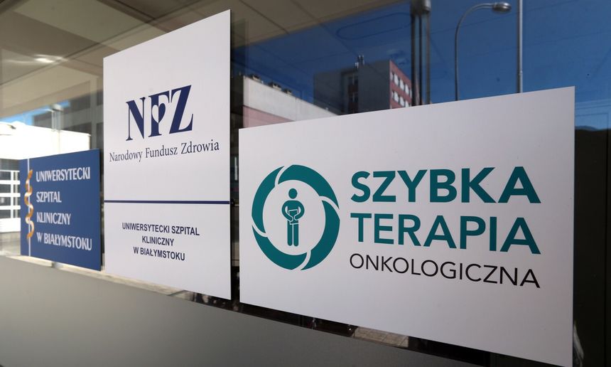 Logo NFZ oraz szybkiej terapii onkologicznej na tle budynku szpitala w Białymstoku.