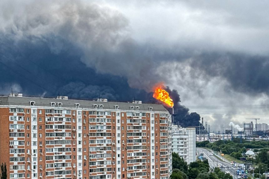 płonąca rafineria w Moskwie
