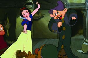 Na ilustracji Królewna Śnieżka tańczy z krasnoludkami w leśnej chatce. Jasne kolory i radość.