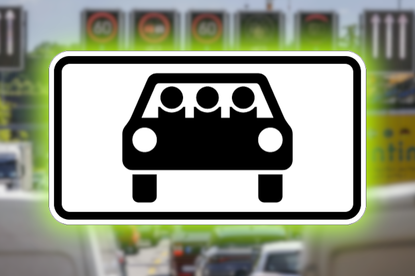 Znak 1010-71 na tle niemieckiej autostrady - materiał poglądowy