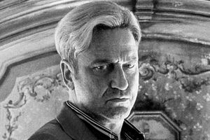 Mężczyzna z krótkimi, blond włosami, w trudnej, zamyślonej minie.