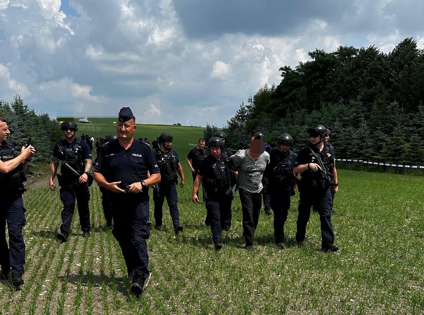 Koniec obławy po zabójstwie w Mierzawie. Policja zatrzymała poszukiwanego, jest nagranie
