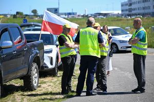 Policja zabezpiecza protest rolników i blokadę drogi ekspresowej S3 w Gardnie