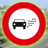 Znak drogowy R-120 na tle autostrady