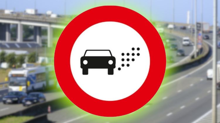 Znak drogowy R-120 na tle autostrady