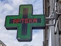 Zielony neon w kształcie krzyża z napisem 