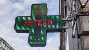 Zielony neon w kształcie krzyża z napisem 
