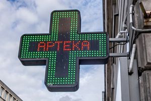 Zielony neon w kształcie krzyża z napisem 