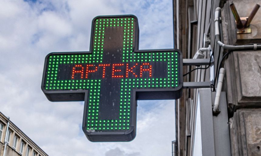 Zielony neon w kształcie krzyża z napisem 