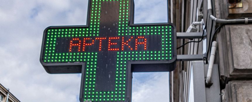 Zielony neon w kształcie krzyża z napisem 